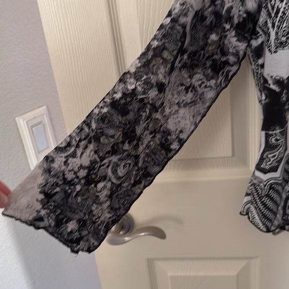 Women’s reversible black and white blouse (stretchy fabric) - Picture 8 of 9